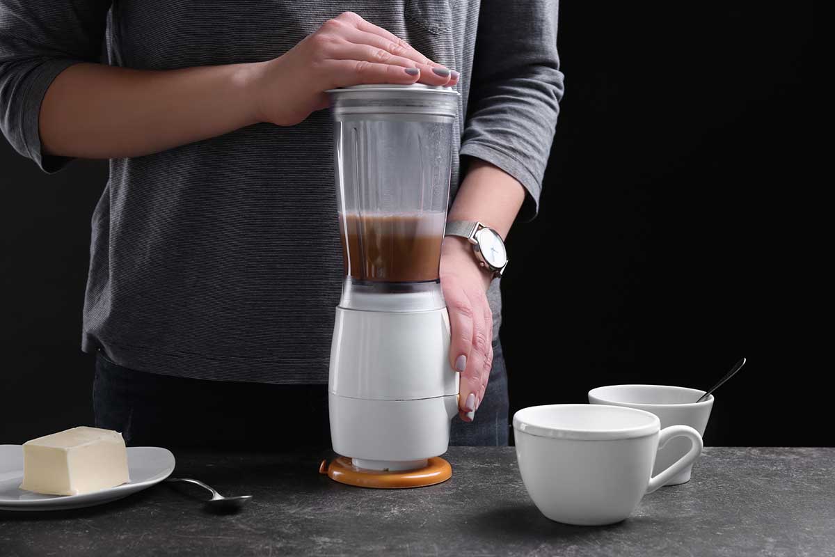 Кофе с помощью блендера. Робот делает кофе. Как сделать кофе в помощью блендера. Blender stock photo. Молотый кофе в блендере